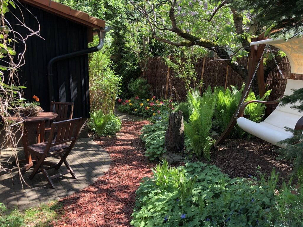 Garten der Ferienwohnung mit Hollywoodschaukel
