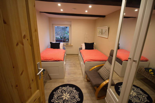 Schlafzimmer mit zwei Einzelbetten